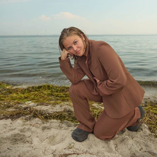 Portræt af kvinde på en strand